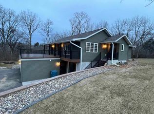 25130 Valley Dr, Pleasant Valley, IA 52722