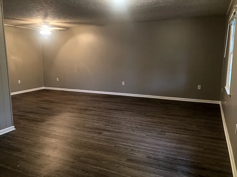 515 Chateau Dr SE — Photo 3
