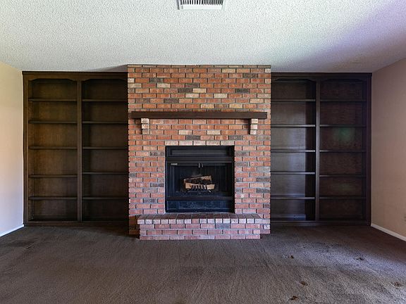 2nd image of 2429 W Laurel Ln