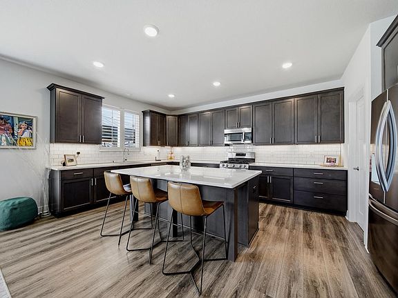 5th image of 1079 Winterberry LANE