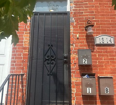 2nd image of 1314 W Pratt St #2