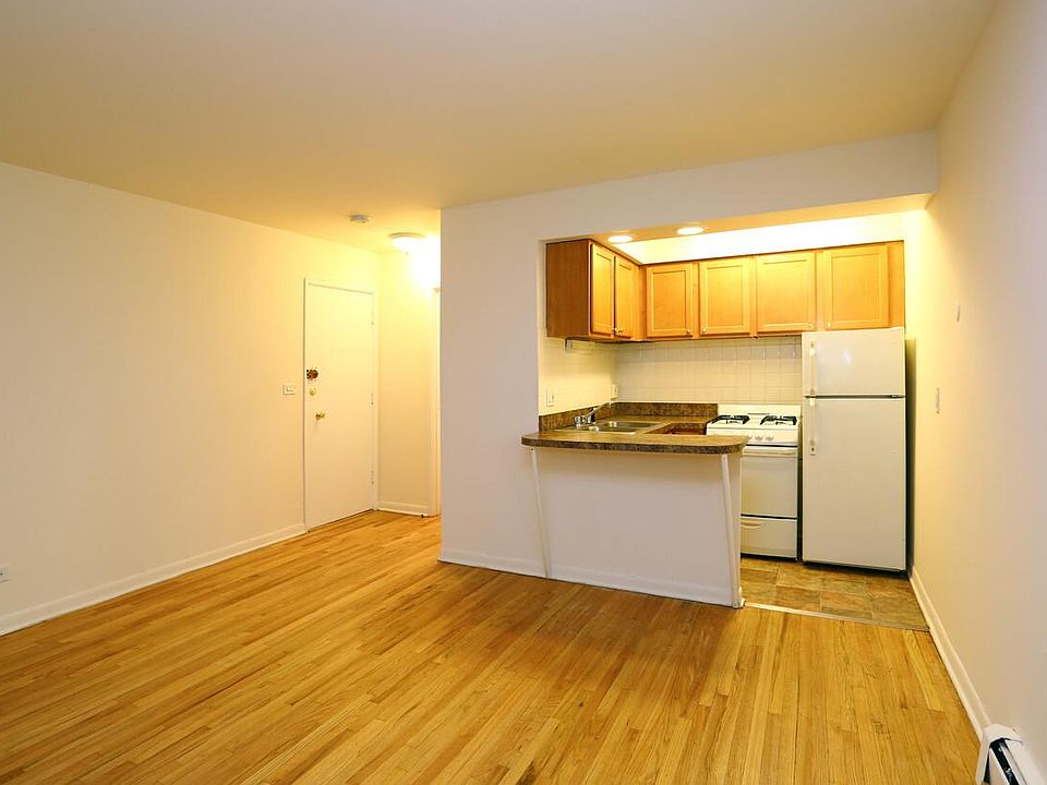 2nd image of 541 W Roscoe St