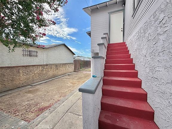 5th image of 1053 W 15th St