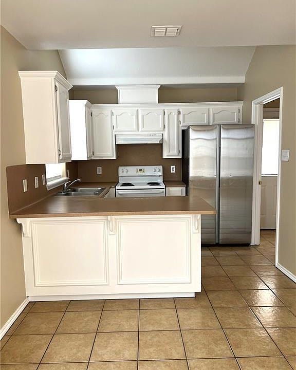 2nd image of 619 La Mancha Dr #4