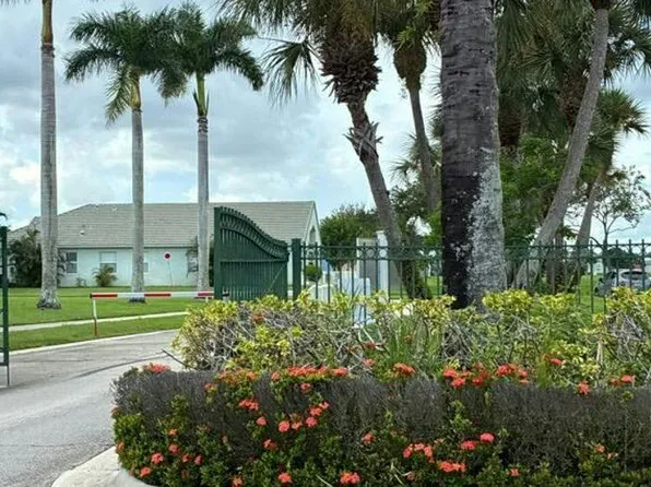 221 NW Pleasant Grove Way, Port Saint Lucie, FL 34986