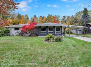 562 Oakdale Dr, Haslett, MI 48840