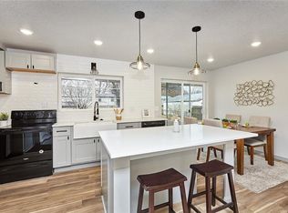 8017 Ridgeview Dr, Des Moines, IA 50320