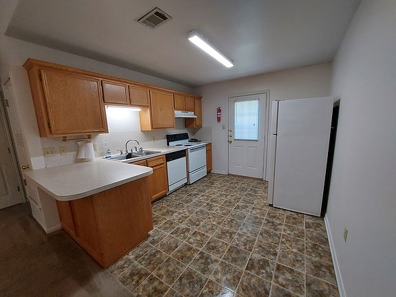 4th image of 1004 Lewis Dr #1004