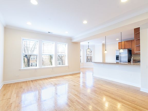3rd image of 6305 N Francisco Ave #63052