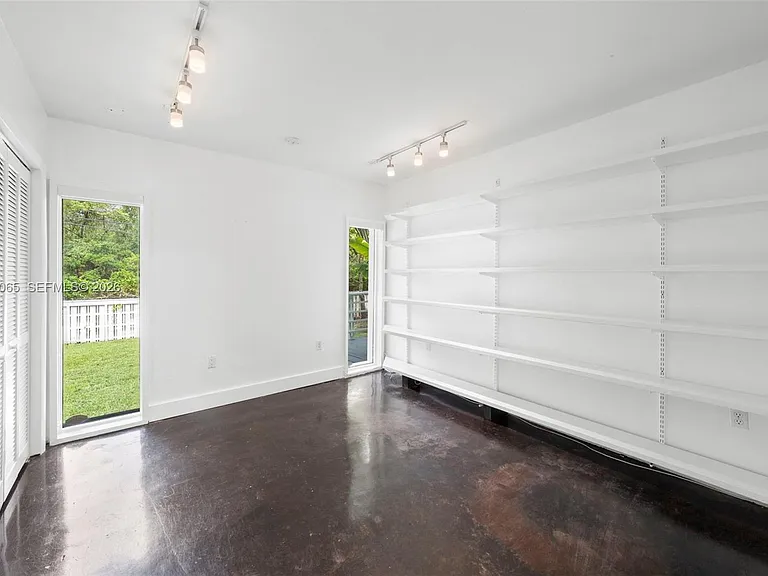 5600 Oakwood Ln — Photo 17