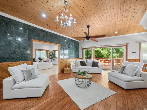 652 Hoohulu Pl, Pearl City, HI 96782