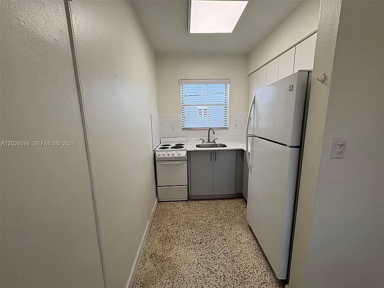 320 W 10th St #3 — Photo 4