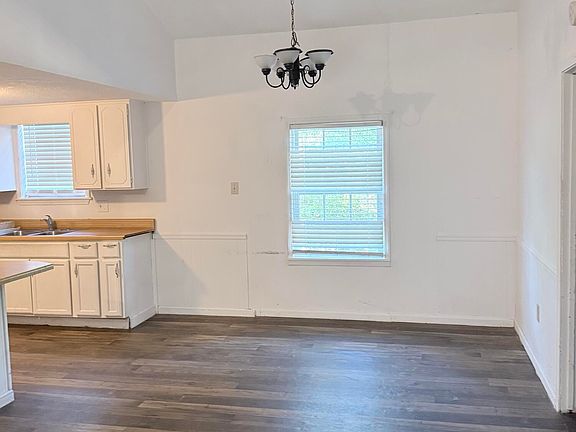 4th image of 2688 Barclay Street