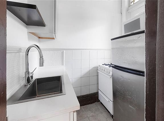 4th image of 623 Saint Peter St #3B