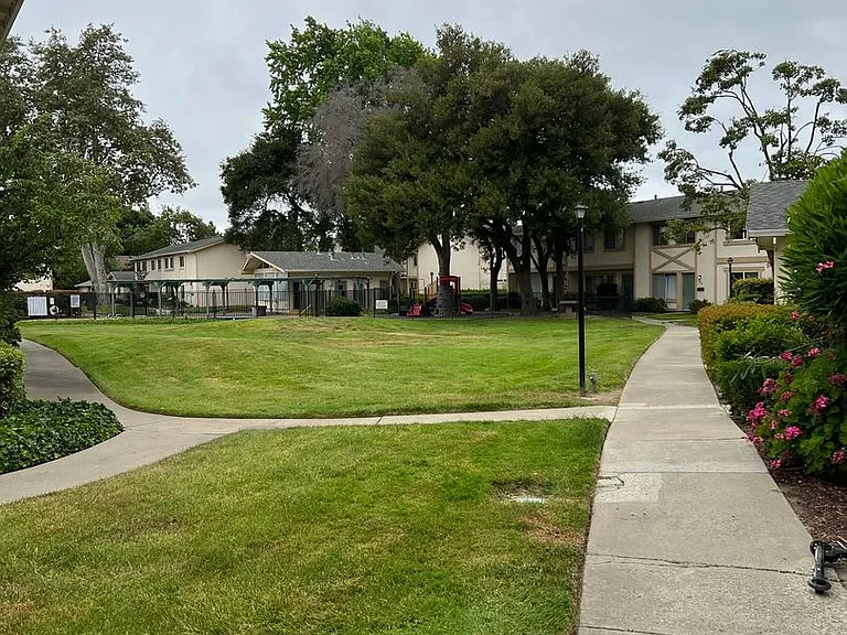 38593 Royal Ann Cmn — Photo 2