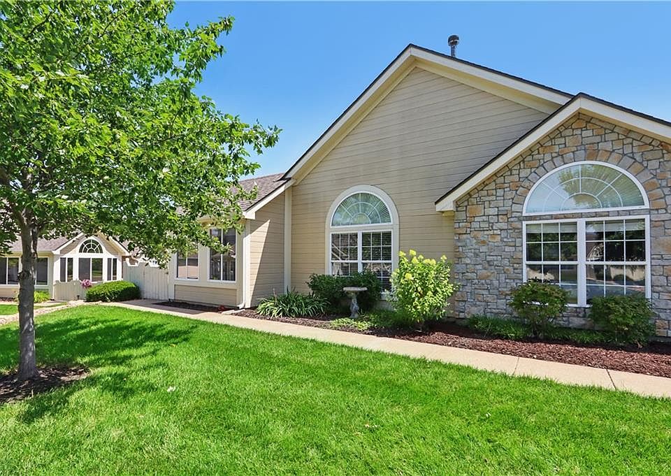 1st image of 832 NE Devon Dr