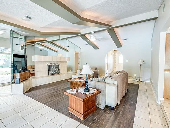 3rd image of 2425 Sherwood Dr