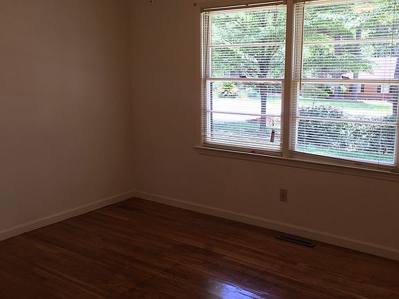 3rd image of 1204 Lakeview Dr