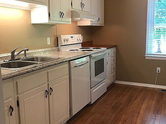 3rd image of 2820 Wellesley Ct