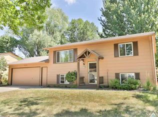 2208 S Fox Trl, Sioux Falls, SD 57103