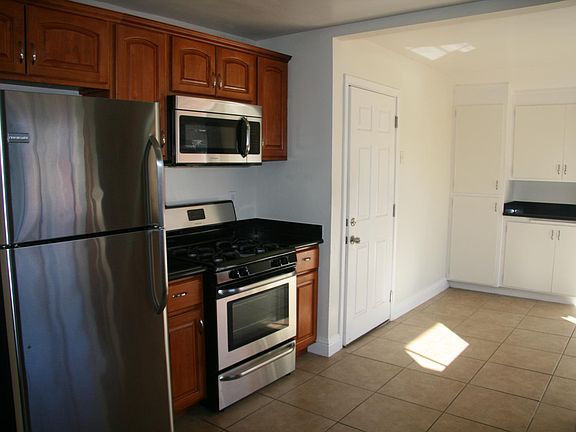 3rd image of 2323 Greenwood Dr