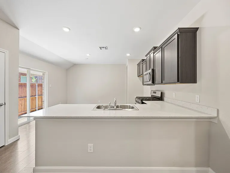 3921 Oak Creek Cir — Photo 7