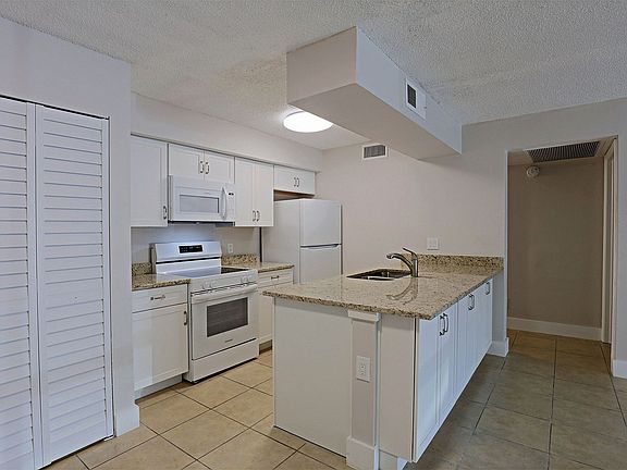 4th image of 5323 Summerlin Rd #2307