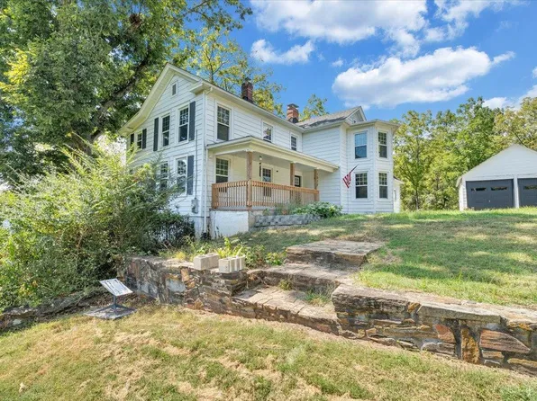 1038 Valencia Dr, Huddleston, VA 24104