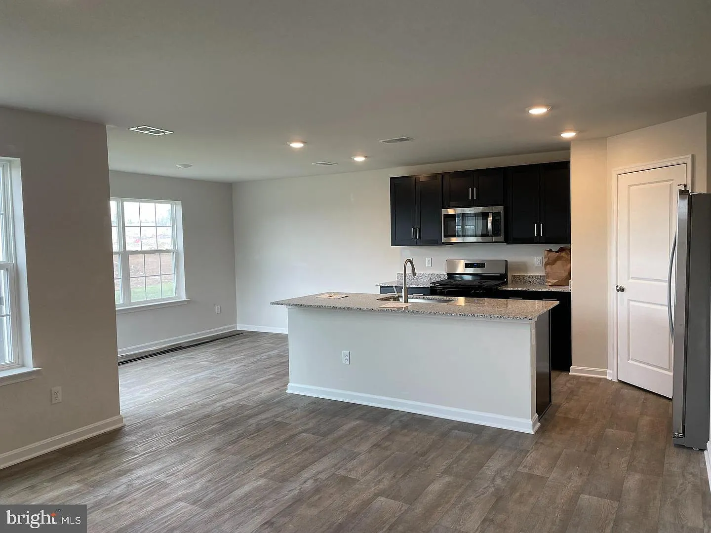 3 bed, 2.5 bath, 1699 sqft, $2,395 — Photo 2