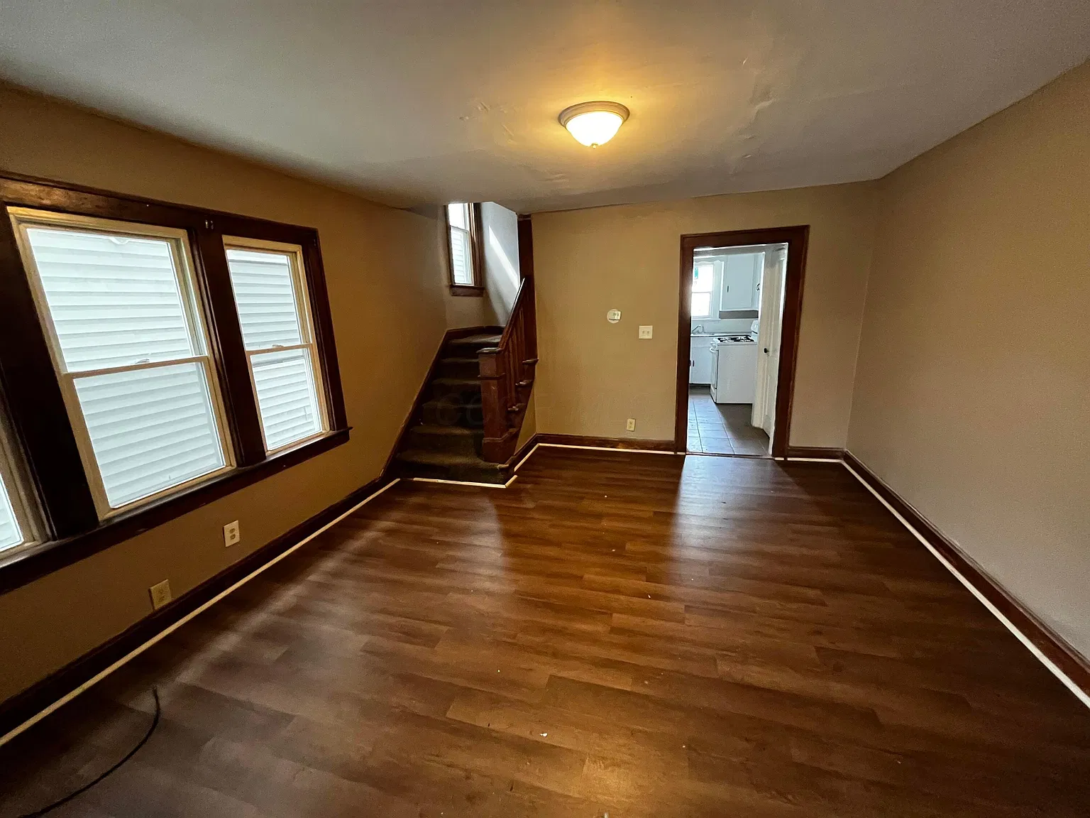 3 bed, 1.0 bath, 2464 sqft, $1,100 — Photo 3