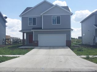 1413 Goldenwood Dr, West Fargo, ND 58078