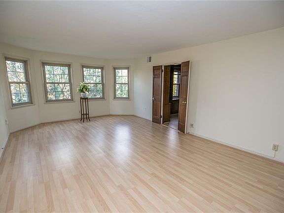 4th image of 13700 Shaker Blvd APT 610