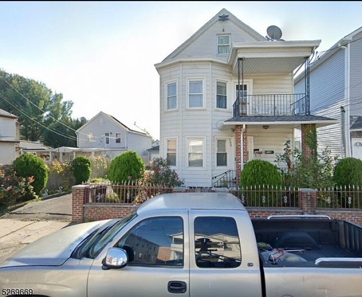 1st image of 398 Sussex St