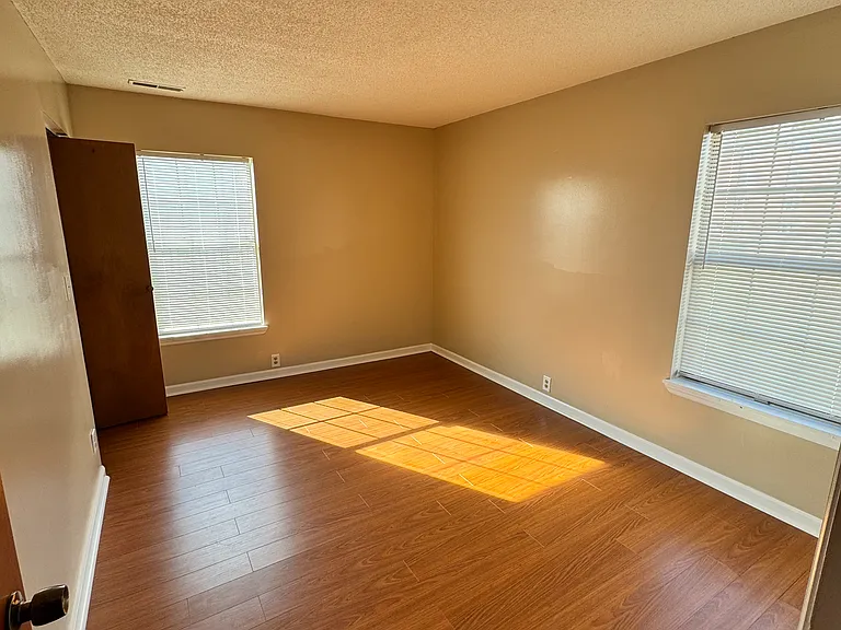 1120 Garfield St — Photo 3