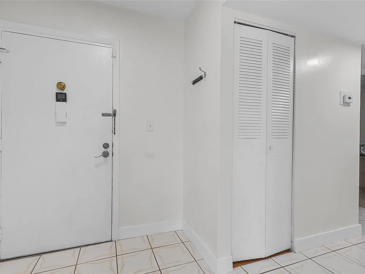 2 bed, 2.0 bath, 1170 sqft, $2,000 — Photo 3