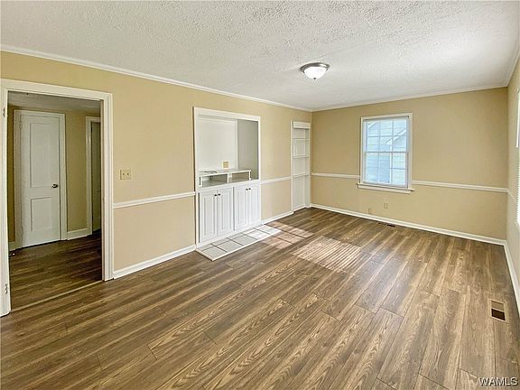 4th image of 33 Holly St