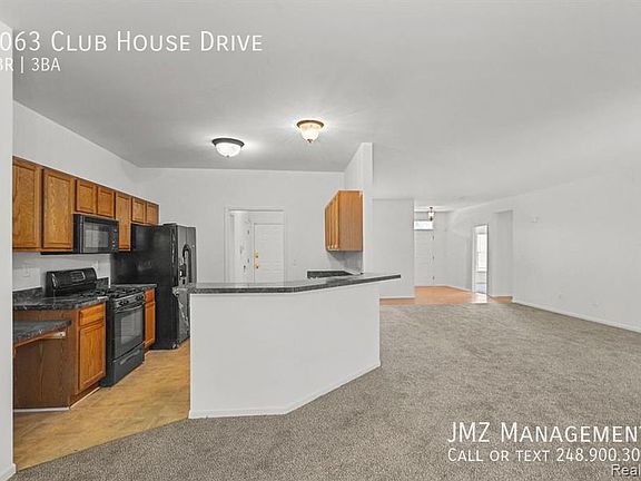 3rd image of 1063 Club House Dr