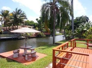 2562 NE 201st St, Miami, FL 33180