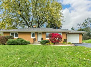 8 Woodview Ln, Algonquin, IL 60102