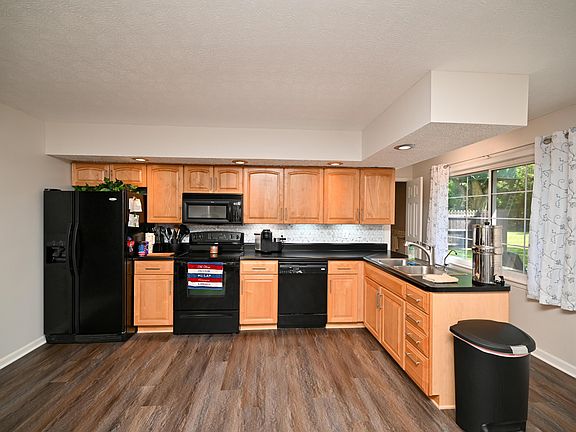 5th image of 1004 Adare Rd