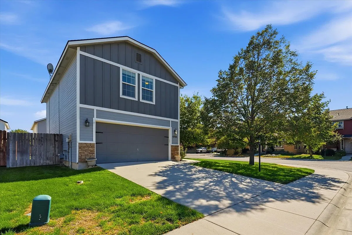 3 bed, 2.5 bath, 1635 sqft, $2,350 — Photo 2