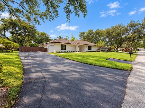 8240 SW 89th St, Miami, FL 33156