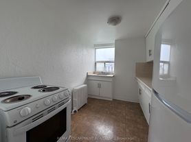 325A James St S