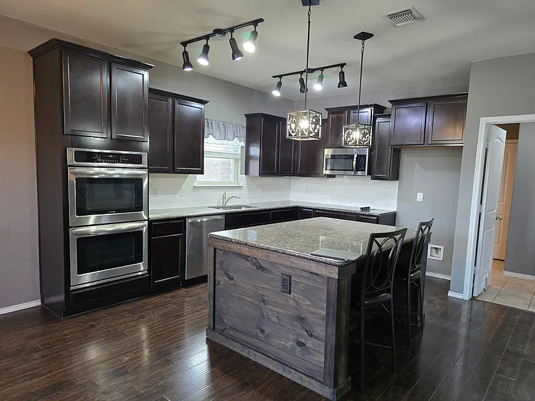5561 Othello Dr — Photo 3