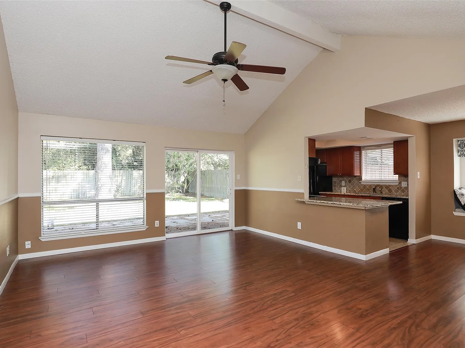 3 bed, 2.0 bath, 1374 sqft, $1,900 — Photo 3