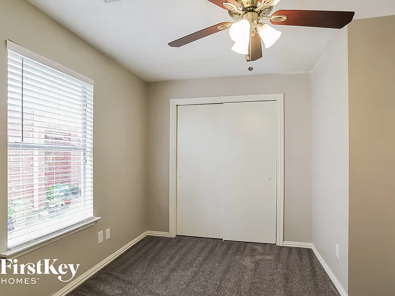 916 Willaby St — Photo 12