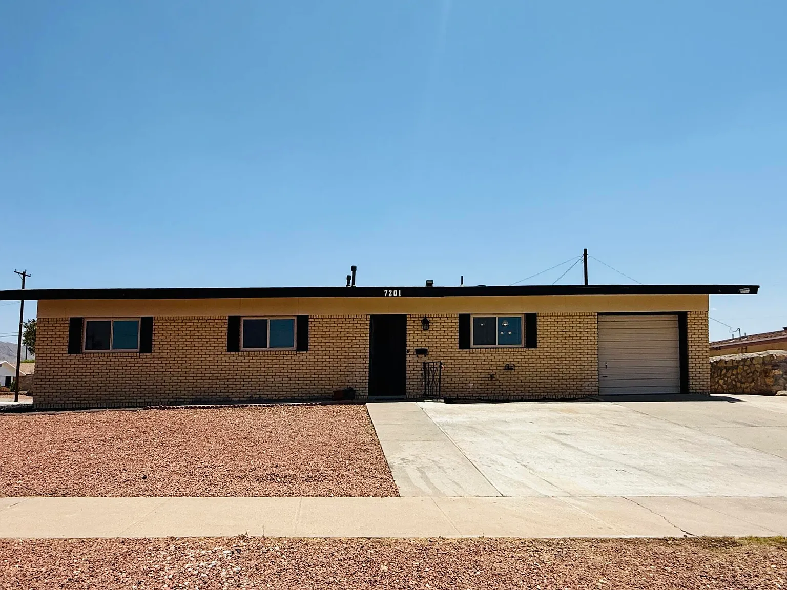 4 bed, 2.0 bath, 1400 sqft, $1,825 — Photo 1