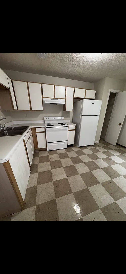 Green Gables Court 612 — Photo 1
