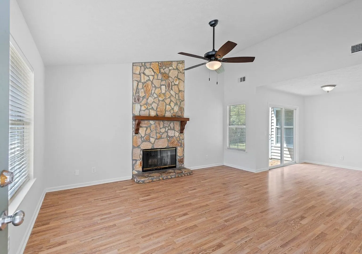 3 Bedroom, 2 Bath Home Within Walking Distance to School/Shopping — Photo 3