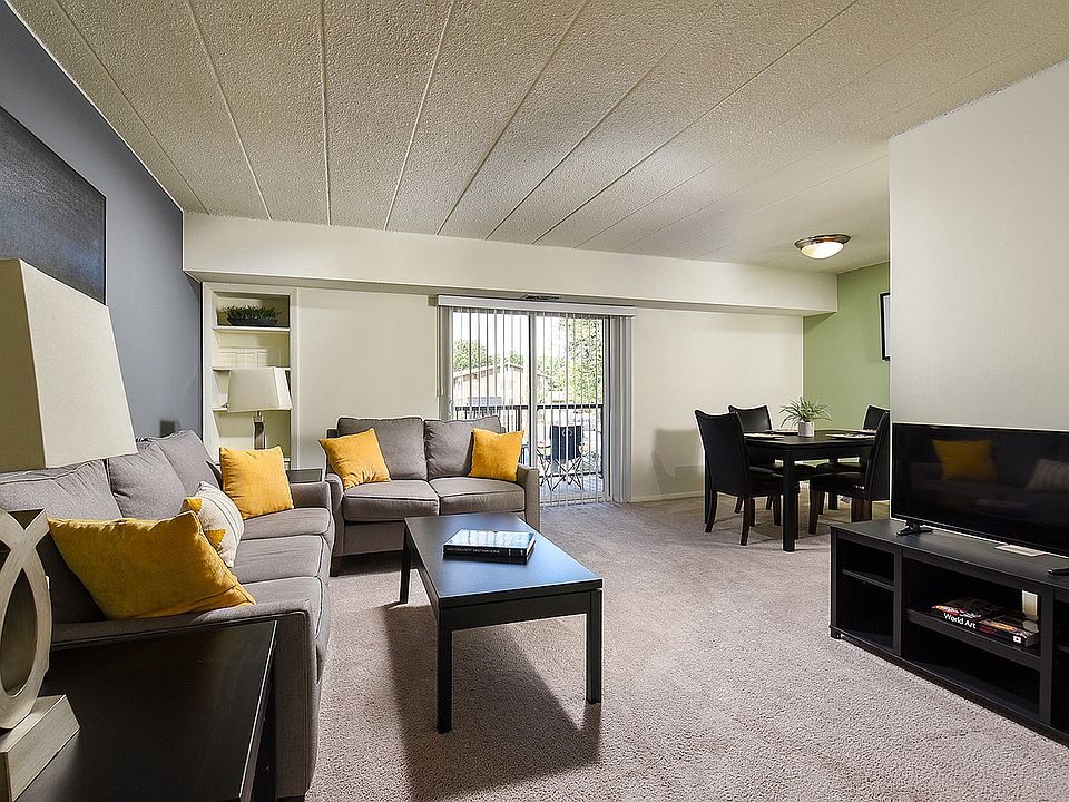 Spacious living and dining area